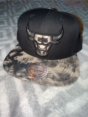 Mitchell & Ness Black Crown with Washed Gray Brim Bulls Snapback